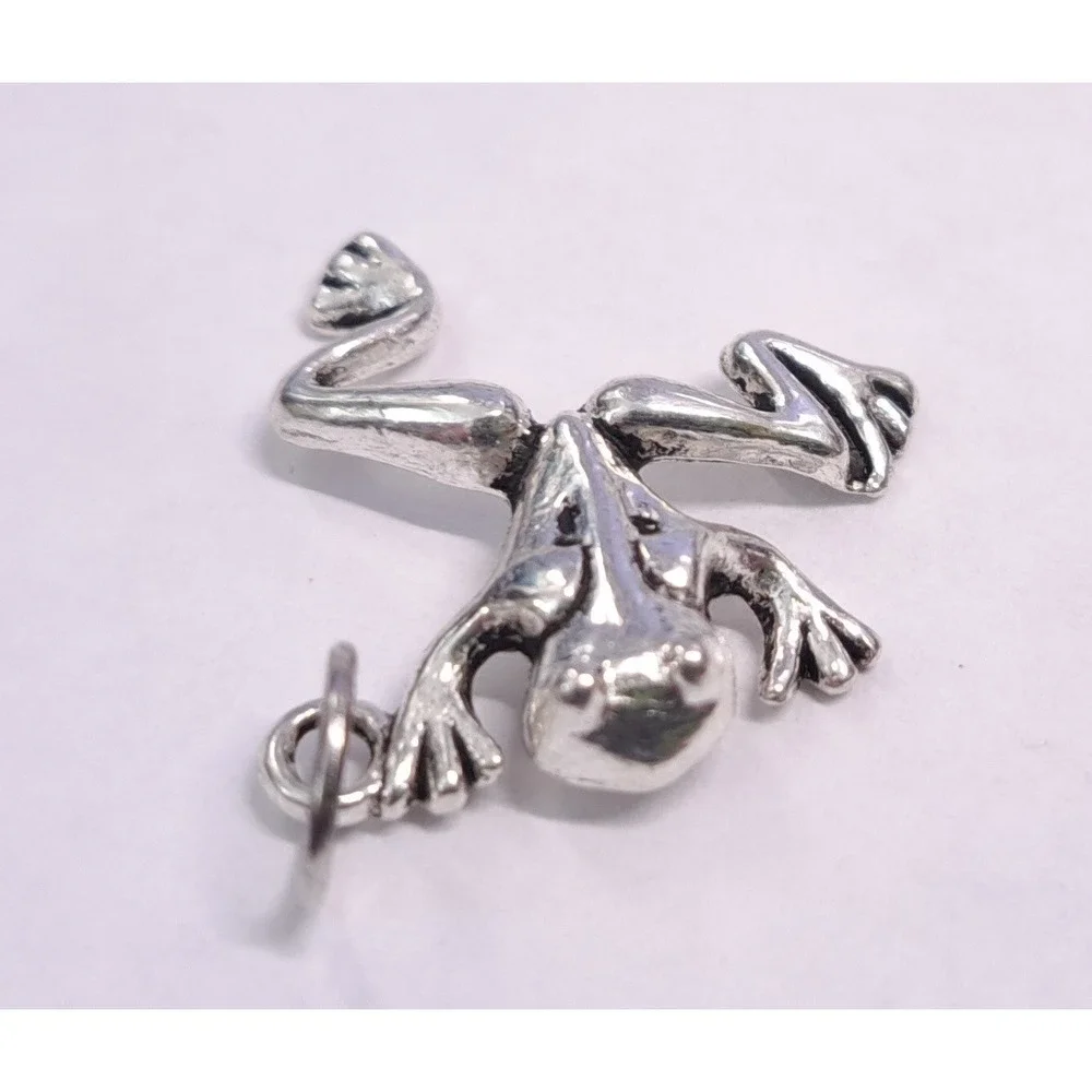 New Frog Charm Pendant‎ Small Silver Tone Peeper Animal Amphibian Toad Nature